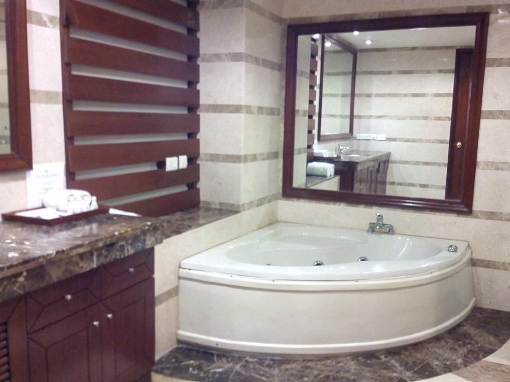 The Ocean Pearl Retreat Hotel New Delhi Ruang foto