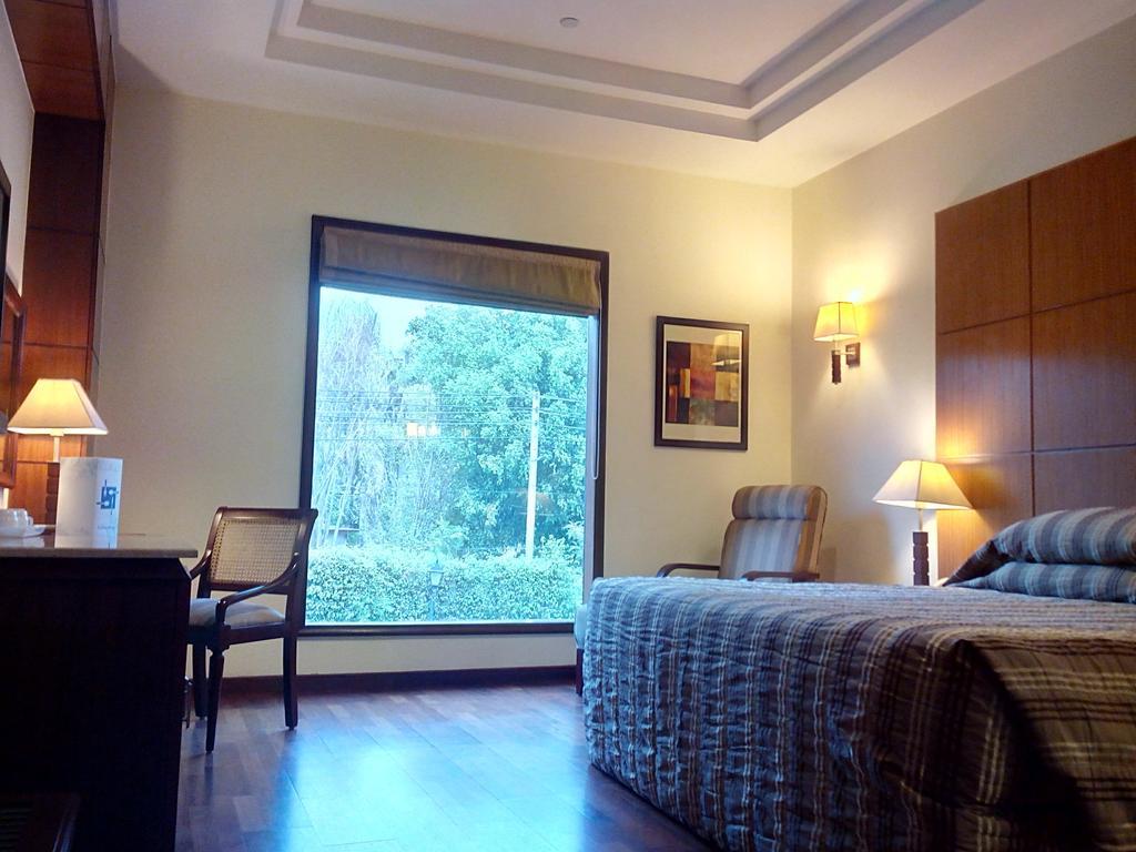 The Ocean Pearl Retreat Hotel New Delhi Bagian luar foto